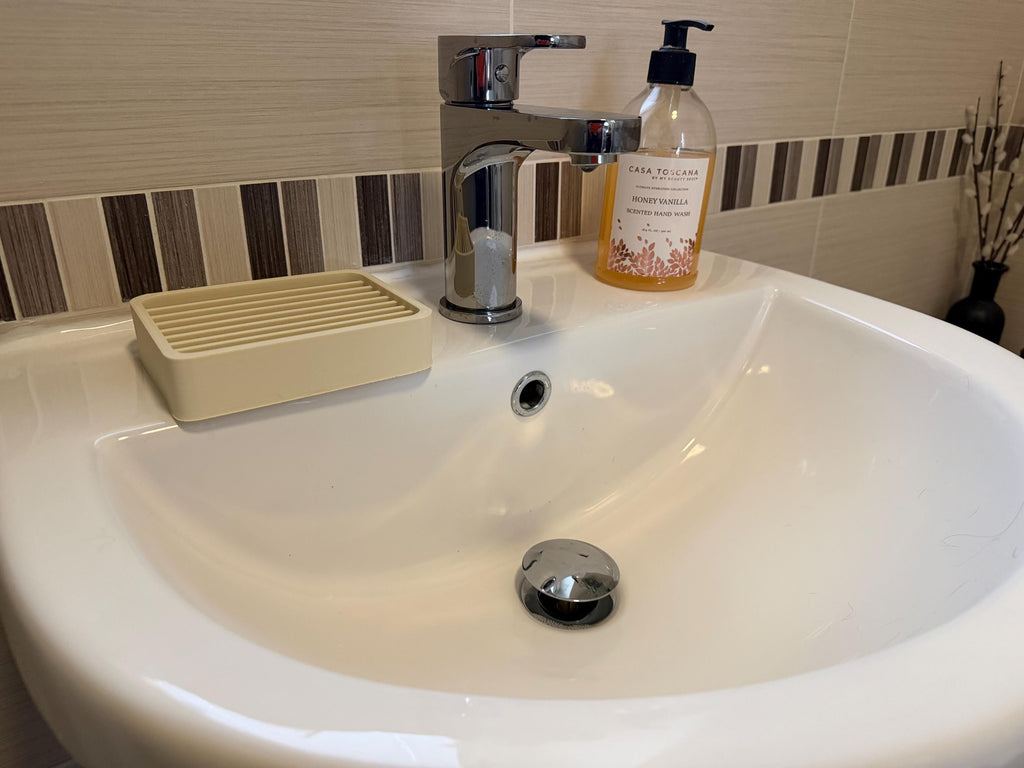Ribbed Soap Dish with Drainage – Modern Bathroom Soap Holder – Minimal 3D Printed Tray